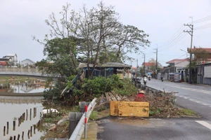 Quốc lộ đột ngột bị 'thắt cổ chai' vì 1 quán cháo bò