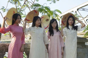 Nắng đẹp, các 'nàng thơ xứ Huế' chen nhau chụp ảnh áo dài Tết