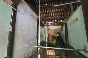 Cận cảnh Khâm Thiên Giám: Bóc lớp vôi cũ, lộ bức họa lạ