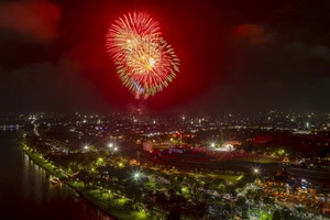 Mãn nhãn màn pháo hoa trên bầu trời xứ Huế đêm Giao thừa