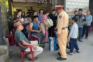 CSGT làm việc với nhà xe bị tố ‘bỏ mặc 40 khách đói khát’ ở Huế