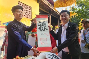 Du khách nhận chữ đóng ấn 'Phú, Thọ, Khang, Ninh' Hoàng cung Huế