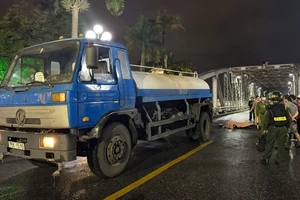 Xe bồn tưới nước va chạm xe máy trên cầu Trường Tiền, một người tử vong