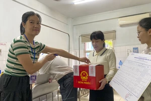 Xúc động hình ảnh bệnh nhân tại TP Huế nén đau, tự tay bỏ phiếu bầu cử