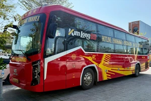 Bị Cục CSGT tước tem kiểm định, nhà xe vẫn liều lĩnh chở khách Nam - Bắc