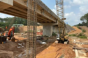 Chủ đầu tư sốt ruột chờ mặt bằng nút giao 300 tỉ đồng trên cao tốc Cam Lộ - La Sơn