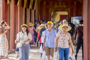 Đại Nội nhộn nhịp khách dịp kỷ niệm Ngày Giải phóng Huế