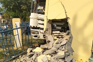 Xe đầu kéo đâm sập tường trường mầm non ở Huế