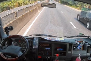 Tài xế xe tải dũng cảm lao ra giữa đường cứu cháu bé thoát nạn