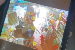 Xác minh clip học sinh bị chủ tiệm tạp hóa đánh liên tiếp vào mặt