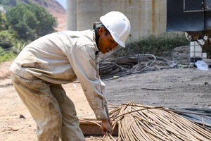 Công nhân thi công mở rộng cao tốc miền Trung dưới trời nắng gắt