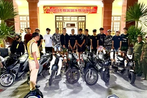 Xử lý nhóm thanh niên tông rào chắn của công an và livestream cổ vũ đua xe