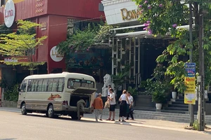 Khách sạn Romance ở Huế bị cưỡng chế, du khách hối hả rời đi