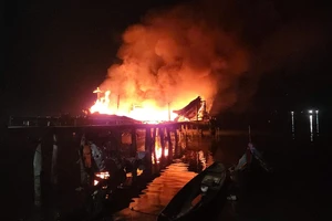 Tàu cá vừa đổ 1.800 lít dầu chưa kịp ra khơi bốc cháy ngùn ngụt