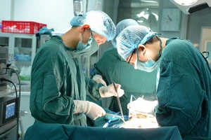 Cụ ông 74 tuổi mắc bệnh lạ đi tiểu ra phân