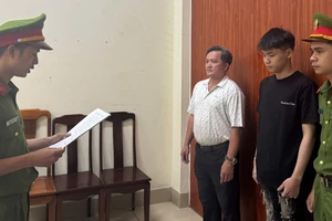 Đi xe ngược chiều 'thông chốt' công an, thanh niên 18 tuổi bị khởi tố