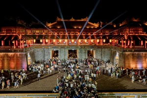 Ngắm Hoàng cung Huế huyền ảo về đêm