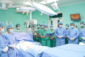 Gần 200 bác sĩ, nhân viên y tế xuyên đêm ghép 6 tạng từ một người hiến chết não
