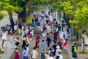 Hàng ngàn du khách tham quan Đại nội Huế trong ngày lễ 30-4