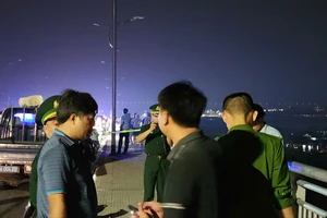 Tìm người đàn ông để lại xe máy, nhảy cầu vượt cửa biển Thuận An