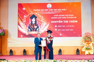 Huế: Hơn 800 sinh viên luật được đào tạo song ngữ Việt - Anh nhận bằng tốt nghiệp 