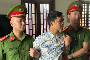 Chủ tiệm cây cảnh bị bắt vì chiếm nhà của mẹ và chị gái, xúc phạm cán bộ