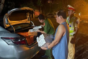 Đang chở 300 cây thuốc lá lậu trên ô tô con thì bị công an bắt giữ