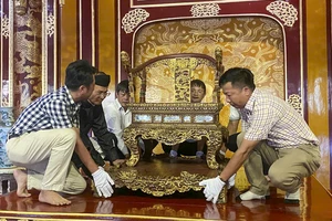 Hình ảnh Ngai vua triều Nguyễn được trưng bày tại điện Thái Hòa sau phục chế