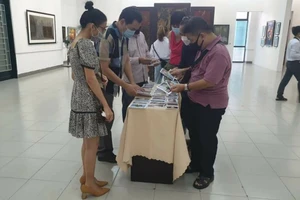 Triển lãm 'Chia sẻ yêu thương': 40% tiền tranh hỗ trợ sinh viên khó khăn 