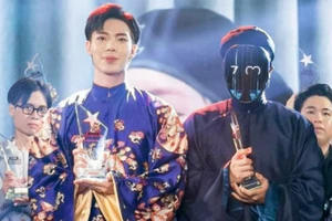 Mang áo dài lên sân khấu, Erik đăng quang Quán quân The Heroes 2021