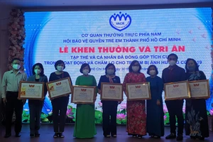 MC Quyền Linh nghẹn ngào nhớ lại những ngày cùng bà con chống COVID-19