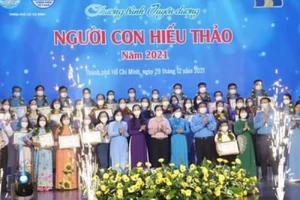 Cậu học trò 18 tuổi gây xúc động tại Lễ tuyên dương “Người con hiếu thảo” 2021