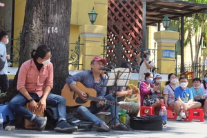 Những ngày đầu năm mới 2022, người dân TP.HCM thong thả dạo chơi