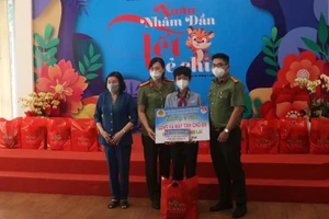 'Địa phương quan tâm cho cháu đến đây nhận quà tôi rất biết ơn'