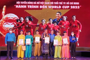 Khi các tuyển thủ nữ đầy duyên dáng trong những tà áo dài