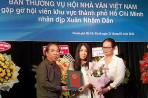 Hội Nhà văn Việt Nam trao giải thưởng cho cố nhà văn Lê Văn Nghĩa