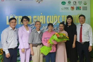 Tác giả đoạt giải nhất cuộc thi viết 'Về nhà' nghẹn ngào cùng nhân vật nhận giải