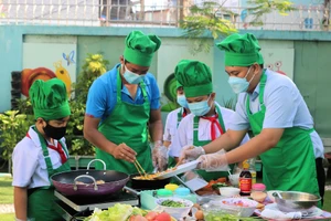 Thú vị: Ngày 8-3, bé trai cùng thầy vào bếp! 