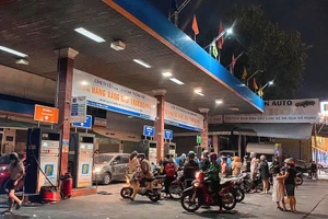 Giữa “bão” xăng tăng giá, người trẻ gói ghém chi tiêu, tìm cách cầm cự 