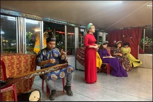 Nghe ca Huế trên sông Hương