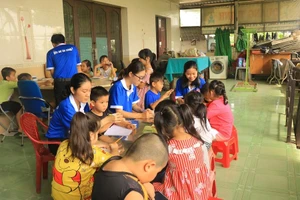 Gia sư áo xanh ươm mầm tương lai