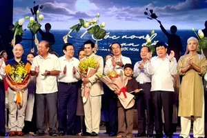 Nguyên Chủ tịch nước Trương Tấn Sang dự đêm công diễn vở sân khấu về Bác Hồ