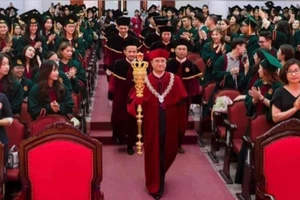 Hiệu trưởng cầm quyền trượng trong lễ tốt nghiệp: Cần tôn trọng sự khác biệt? 