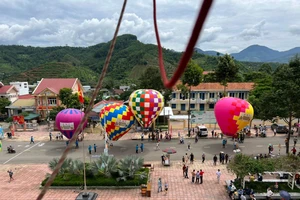 Đồng bào dân tộc huyện Khánh Sơn háo hức bay khinh khí cầu 