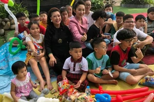 NSND Kim Cương đưa gần 100 trẻ mất cha, mẹ vì COVID-19 đi xem xiếc