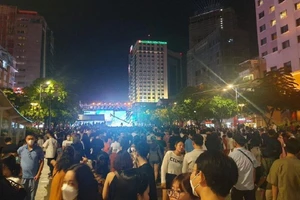 Nghệ sĩ biểu diễn sôi nổi chào mừng lễ 2-9 ở phố đi bộ Nguyễn Huệ