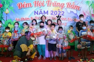 Việt Hương, Đại Nghĩa... phát quà trung thu cho hàng trăm em nhỏ