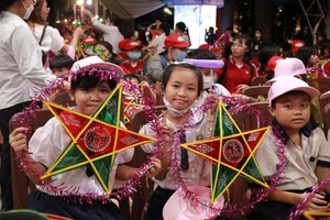 Hơn 800 trẻ từ các mái ấm vui đêm hội "Nụ cười đêm trăng" 