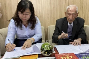 Nhà nghiên cứu Nguyễn Đình Đầu ký hợp đồng tác quyền trọn đời với NXB Trẻ