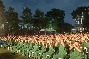 Hàng trăm chiến sĩ hòa mình với đêm nhạc kỷ niệm ngày thành lập Quân đội nhân dân VN